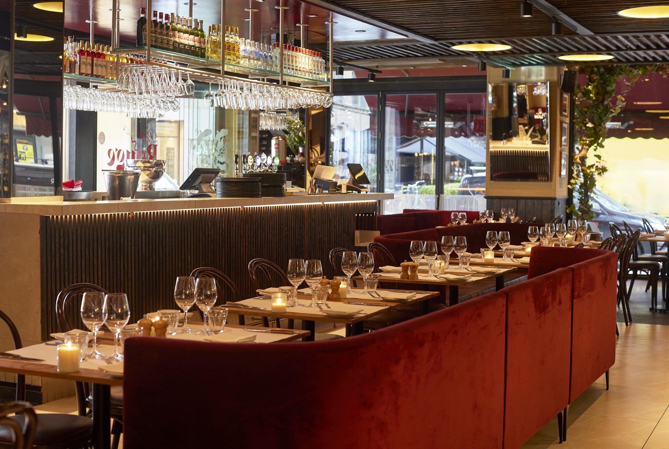 Le Petit Rouge - Billig Fransk Bistro i Indre By - dækkede borde med bar i baggrunden / Affordable French Bistro in Central Copenhagen - set tables with bar in back ground