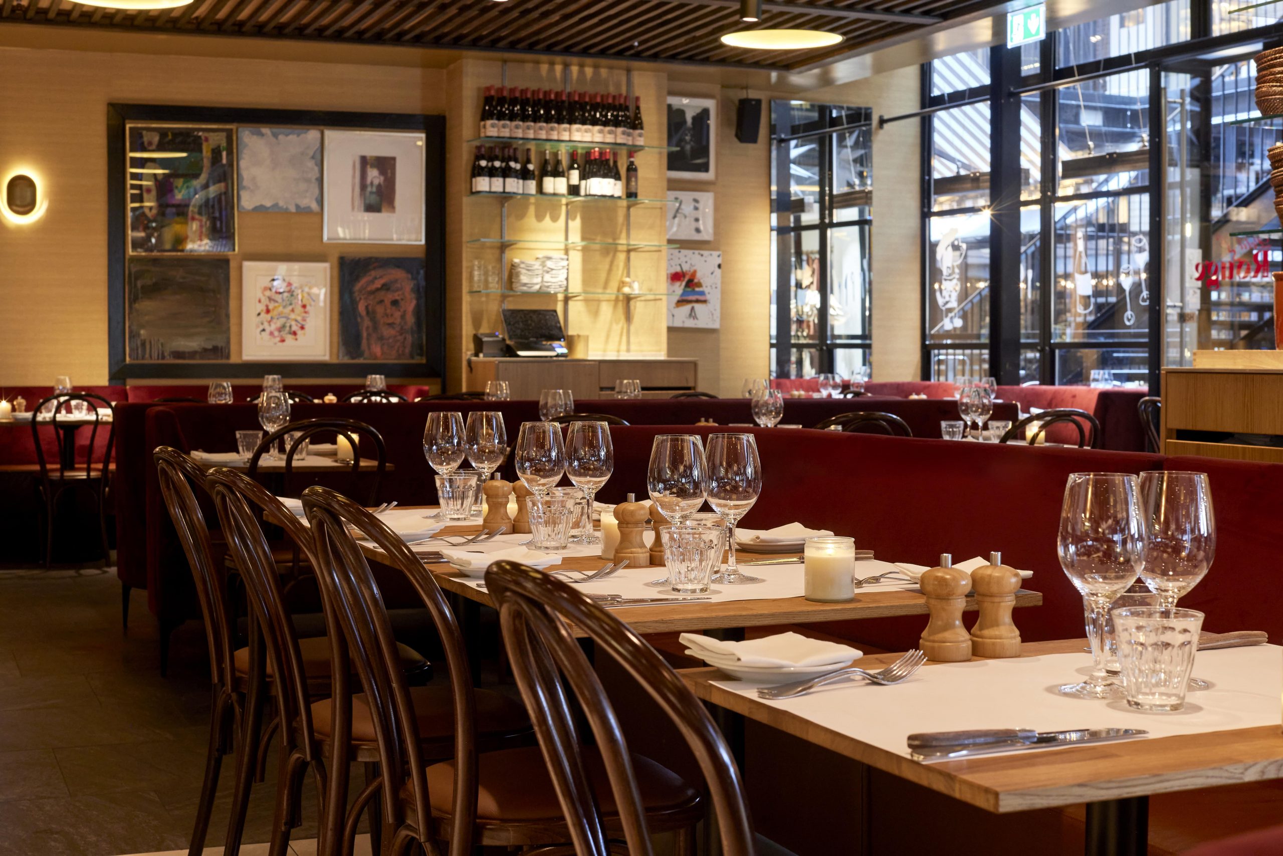 Le Petit Rouge - Billig Fransk Bistro i Indre By - dækkede borde ind i restauranten / Affordable French Bistro in Central Copenhagen - set tables inside the restaurant.