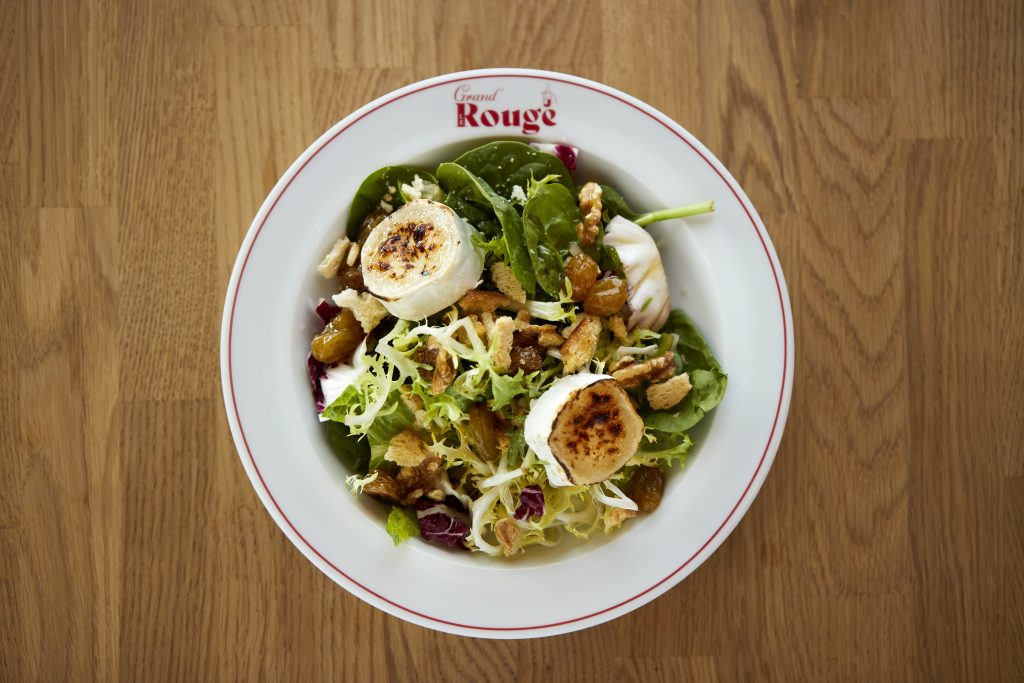 Fransk mad i København: Salad de Chèvre chaud med sultanas, croutons, valnødder & vinaigrette på Le Petit Rouge / French food in Copenhagen: Salad de Chèvre chaud with sultanas, croutons, walnuts & vinaigrette