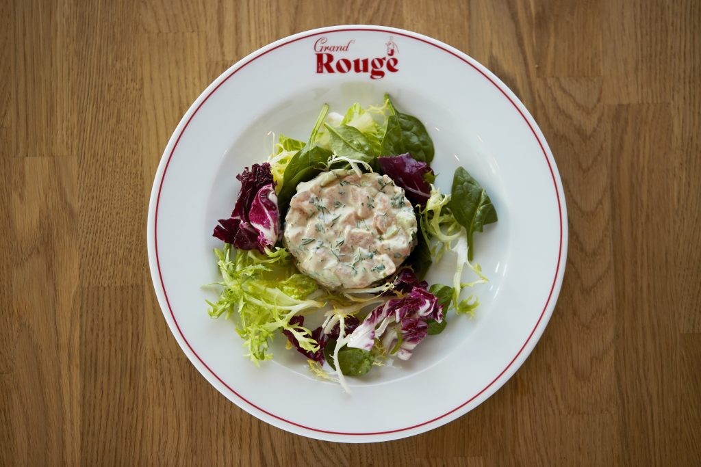 Fransk bistro mad: Rørt laksetatar med crème fraîche, agurk & salat / French Bistro food: Salmon tartare with sour cream, cucumber & salad