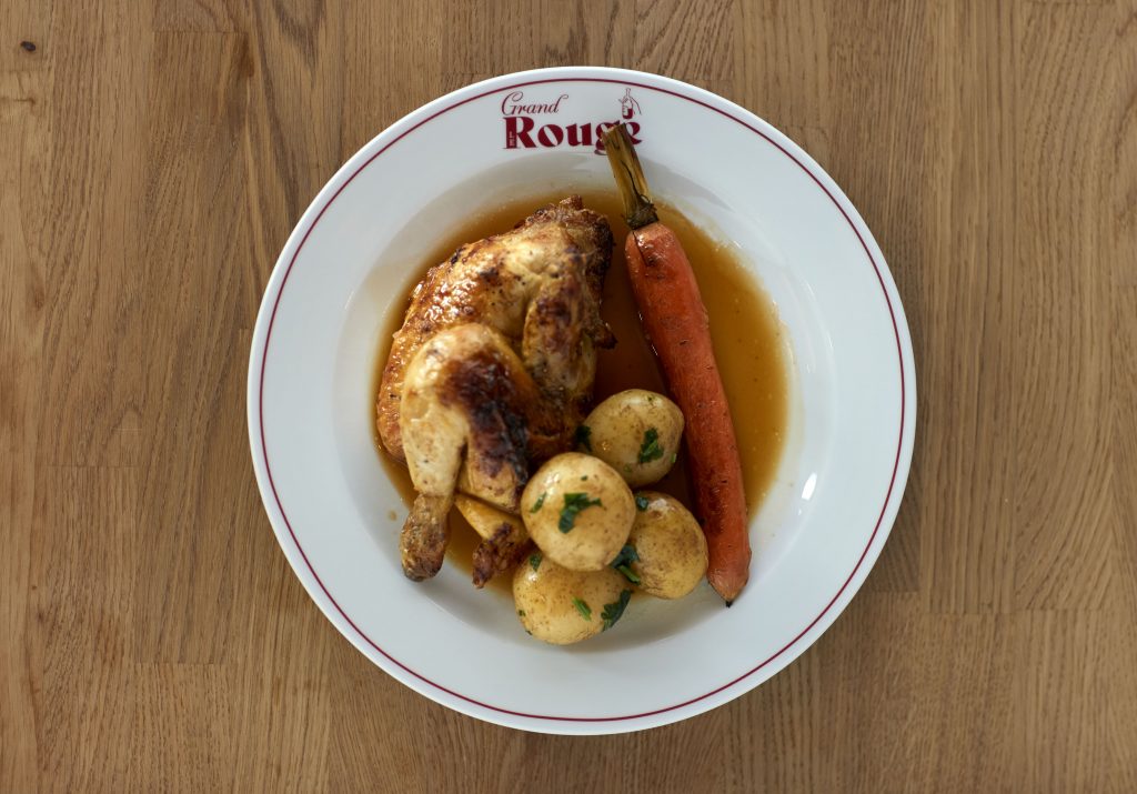 Klassisk fransk mad i Indre By: Poussin fra rotisseriet med gulerod, sauce jus & nye kartofler / Classic French dished in Centre of Copenhagen: Poussin from the rotisserie with carrots, sauce jus & new potatoes.
